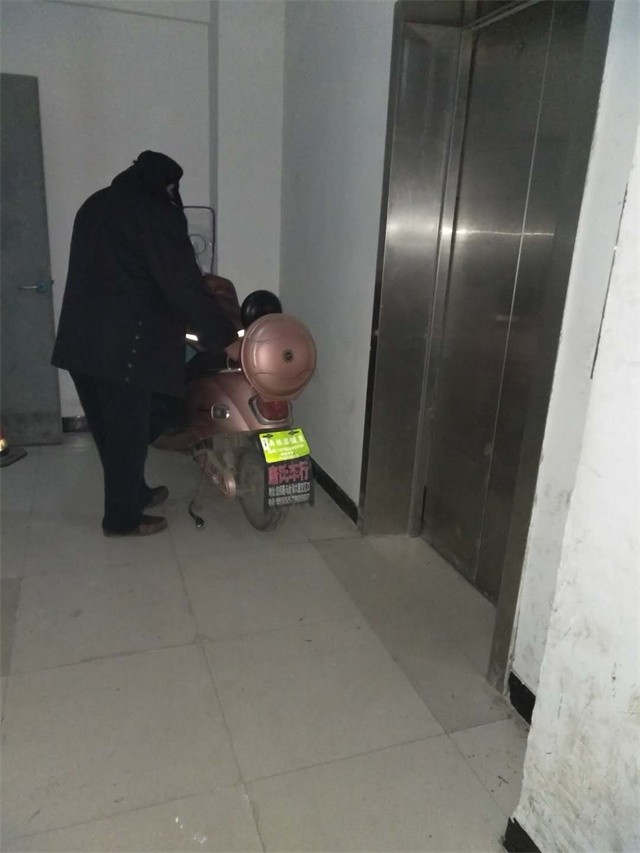 清理電梯口電動車