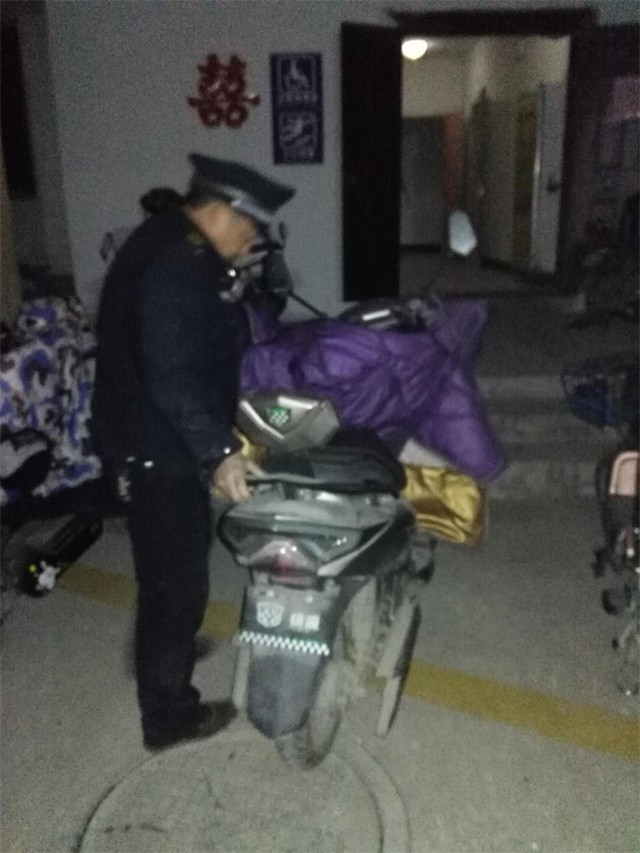 整理5#1單元堵單元門口電動(dòng)車