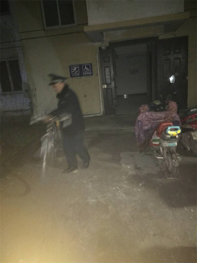 整理23#1單元門口電動車