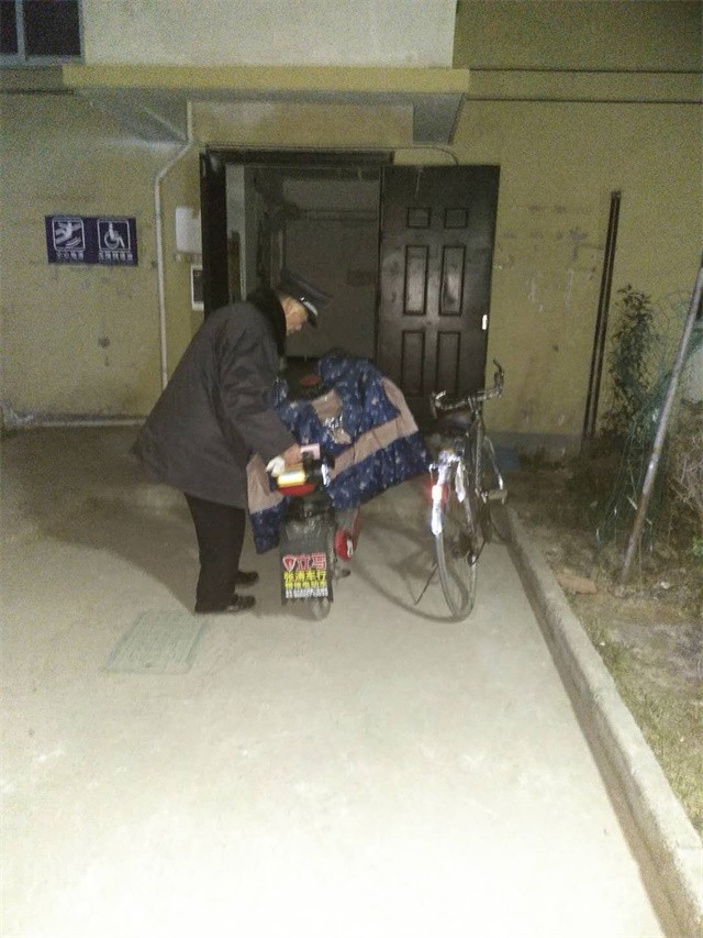 整理23#1單元門口電動(dòng)車