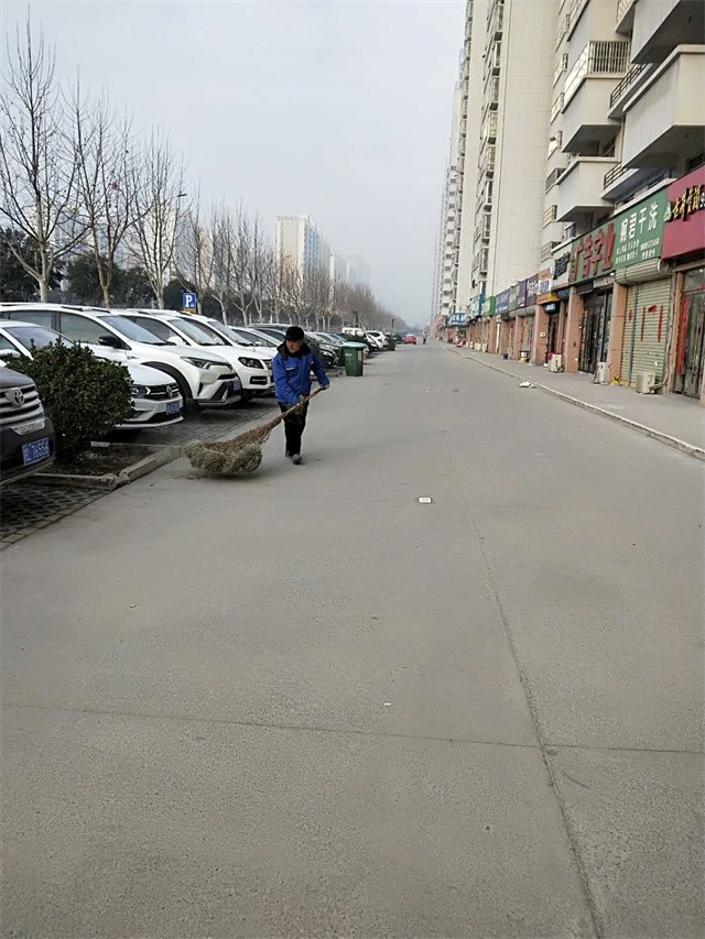 大年初二清掃小區(qū) 門(mén)面路面