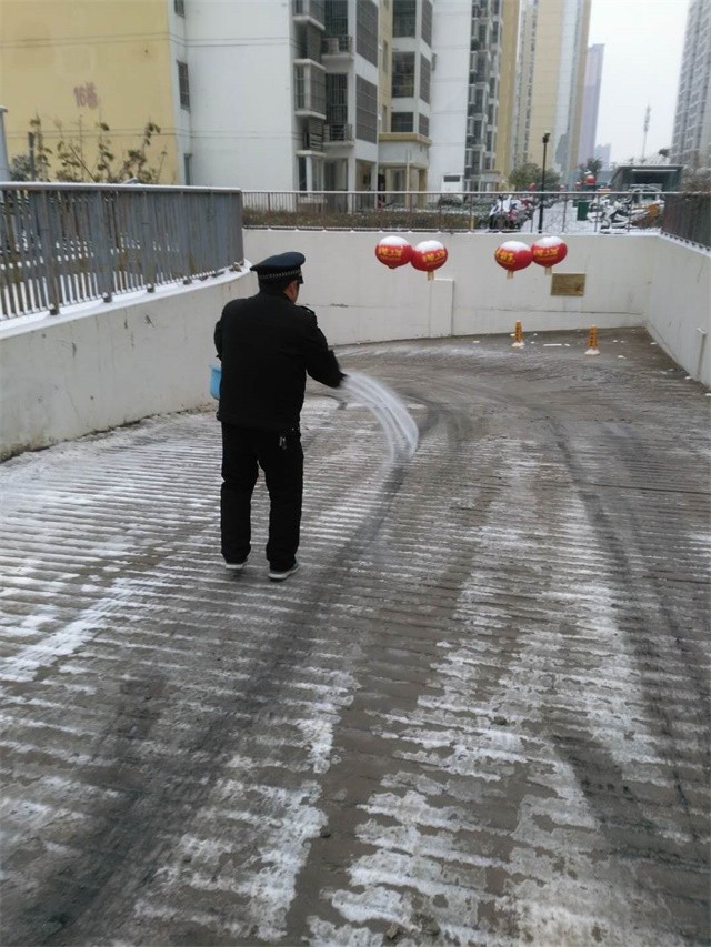 地下室入口撒工業(yè)鹽，確保車輛安全出行