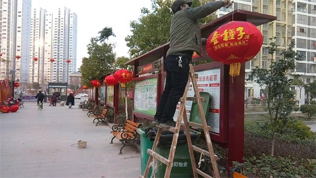 過年了 掛小區(qū)內(nèi)燈籠